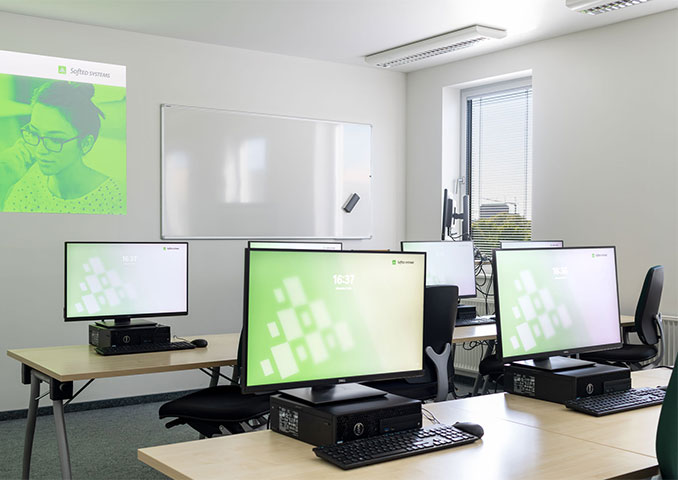 IT-Schulung in modern eingerichteten Seminarräumen